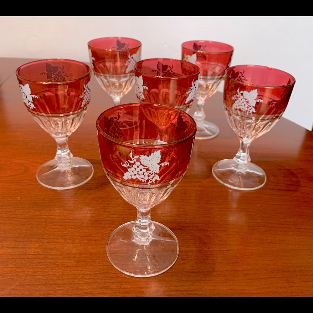 Vintage Set of 6 Red & clear crystal cut 5” high wine glasses with grapes print